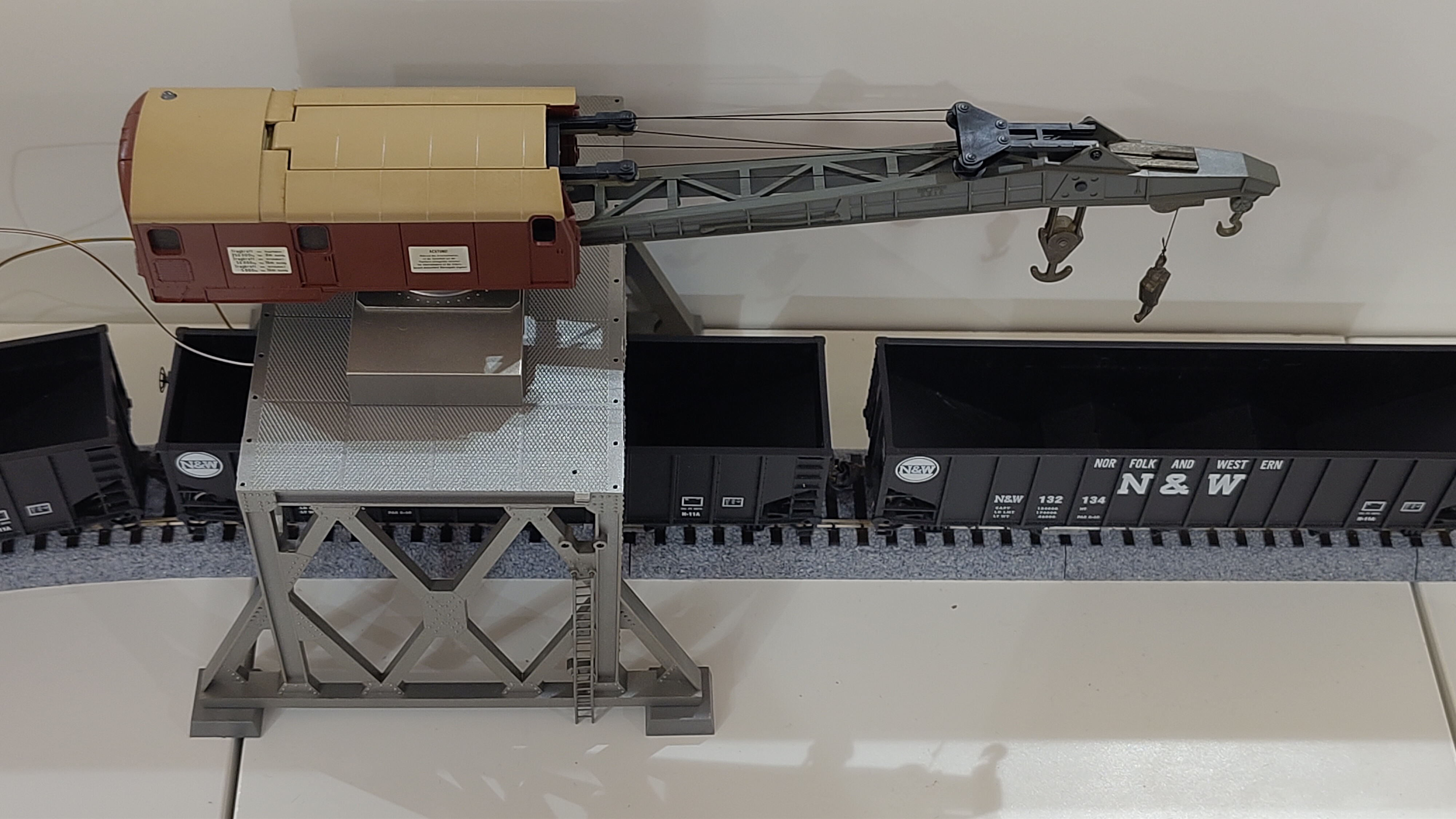 Roco 40106 (probably) Portalkran, but this time it's clean.