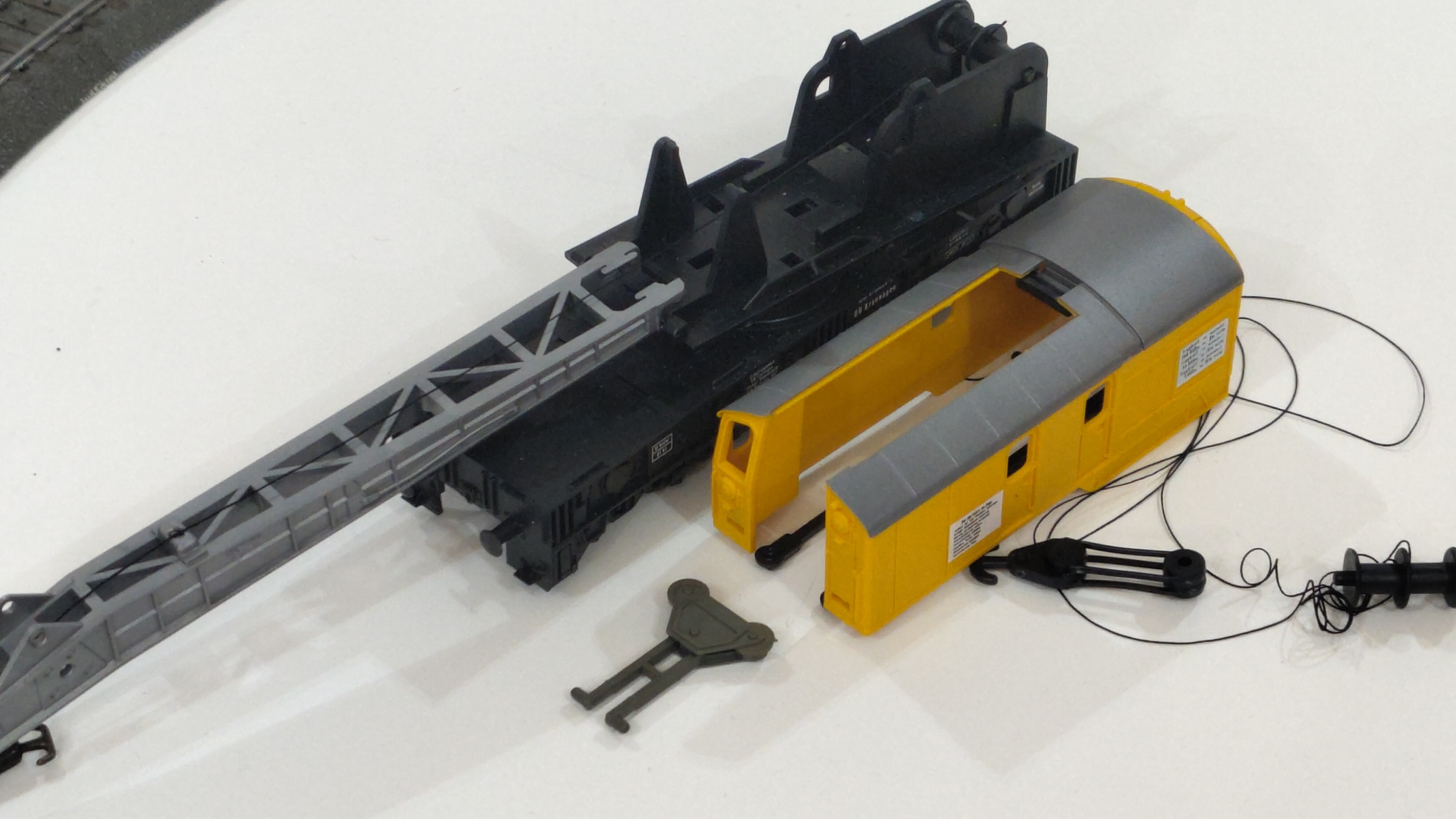 A Roco manual crane denuded of most of it's parts.