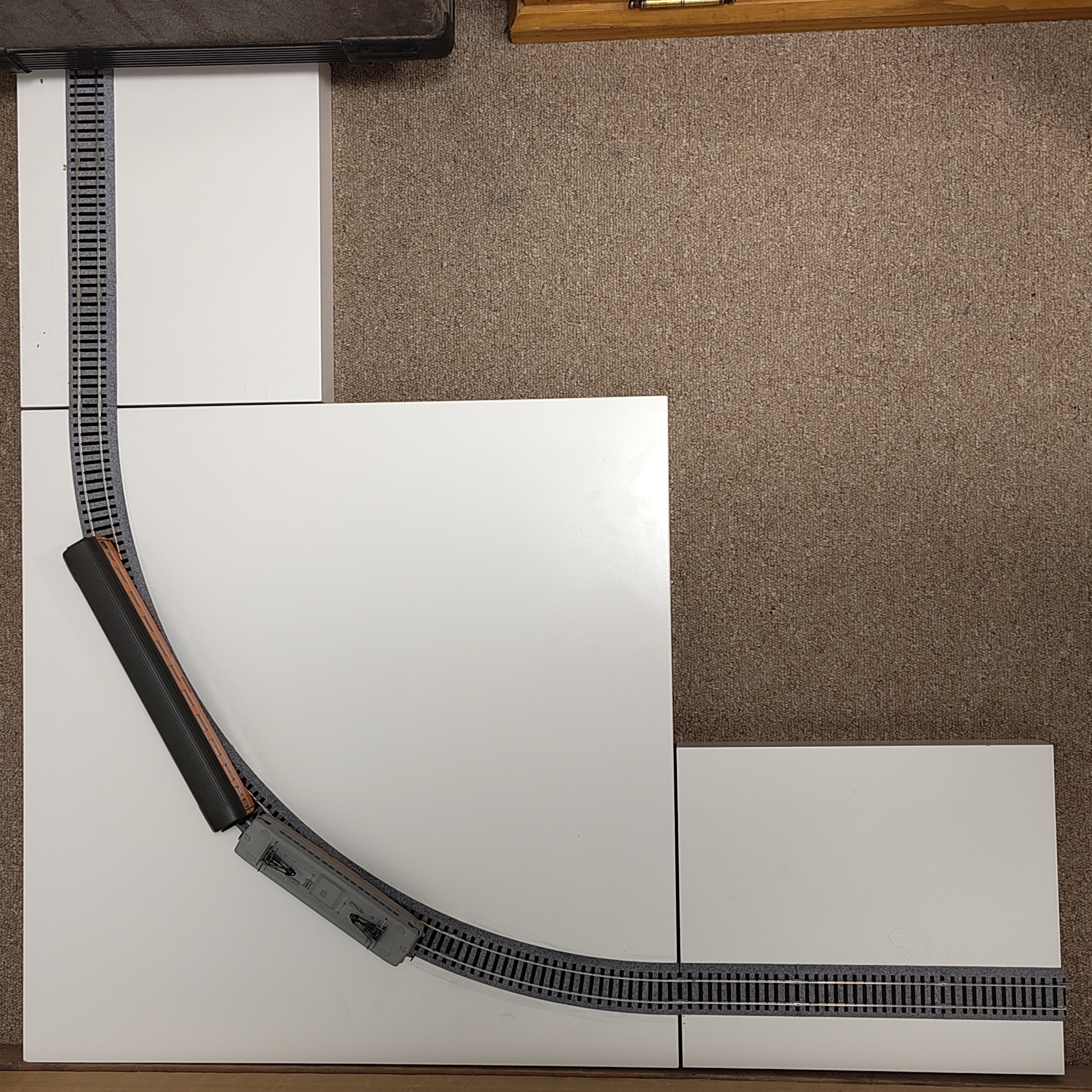 A LUCK550 module with a LUCK300 module on each corner.